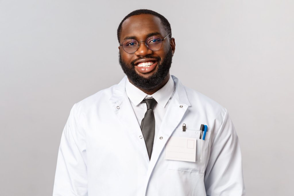 Healthcare, medicine and hospital treatment concept. Waist-up portrait of friendly doctor explain importance of staying inside houses, social distancing during coronavirus, covid19 outbreak